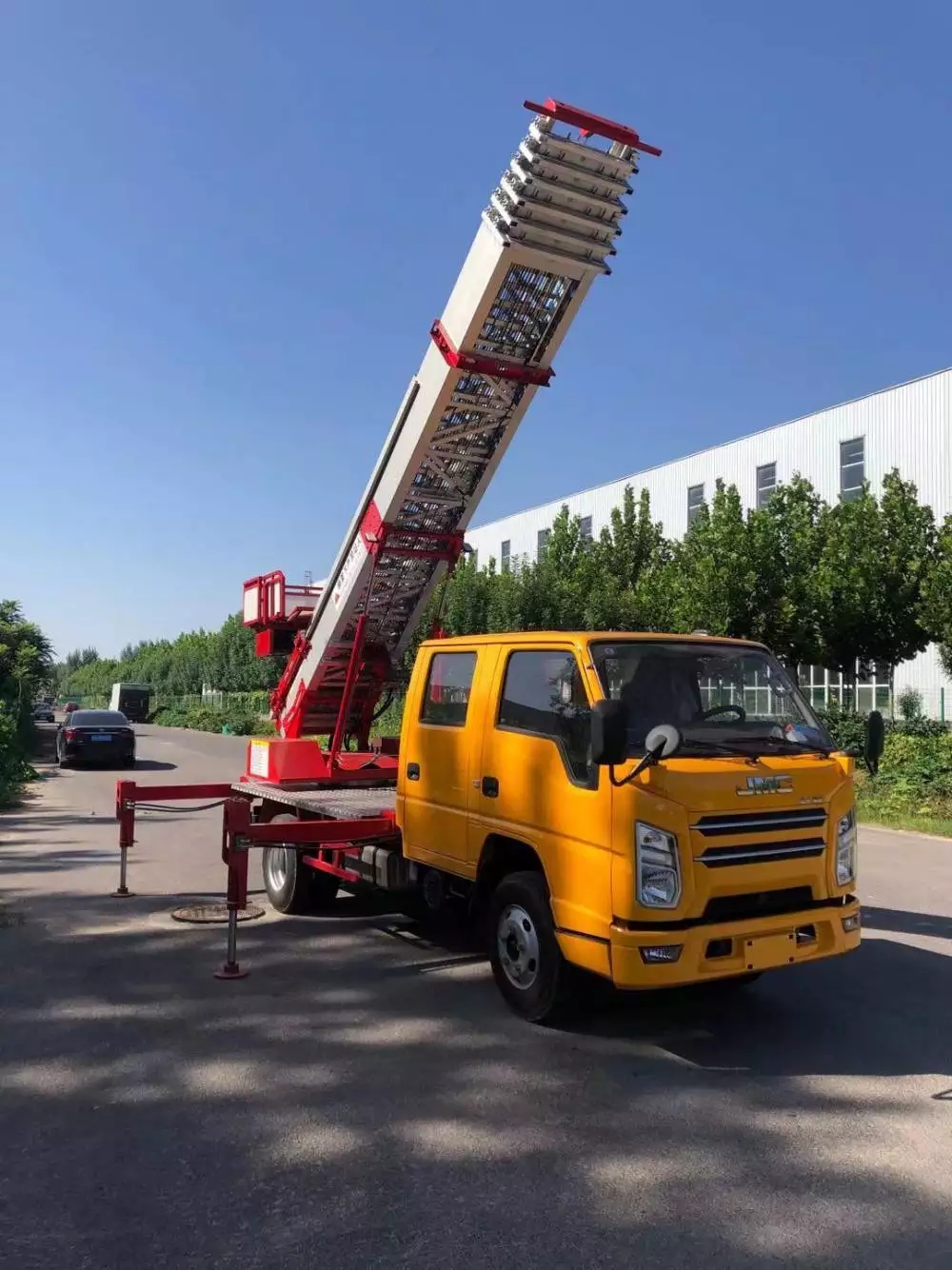 绵竹附近的云梯车出租服务：轻松解决高空作业需求