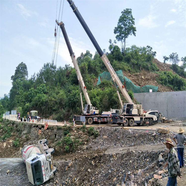 绵竹汽车掉沟里叫吊车救援要多少钱
